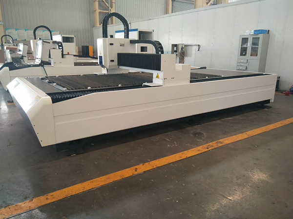 1000W 2000W 3000W 4000W 6KW ბოჭკოვანი ლაზერული ჭრის დანადგარი ლითონის ფირფიტაზე