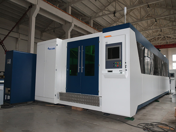 2500w სრული დახურული საწოლის მაგიდა ბოჭკოვანი ლაზერი ფურცელი ჭრის დანადგარი