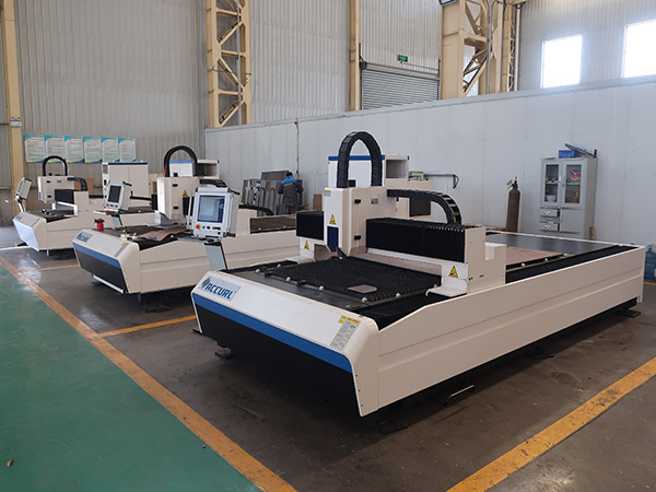 CNC ლაზერული წარმოება 1000w 2000w 3kw დაცული ლითონის ბოჭკოვანი ლაზერული ჭრის დანადგარი